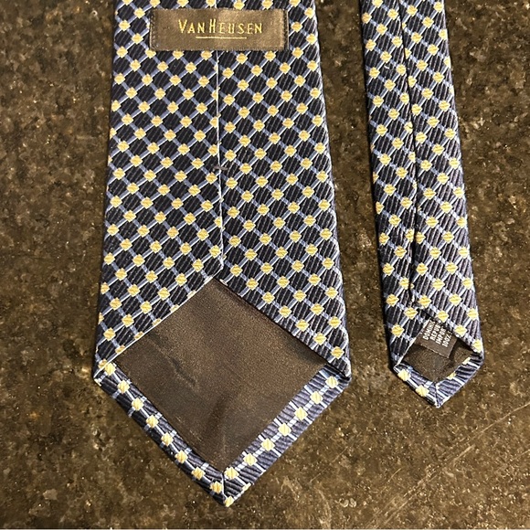 VAN HEUSEN Men’s 100% Silk Tie Blue & Yellow Geometric Design - Picture 2 of 6